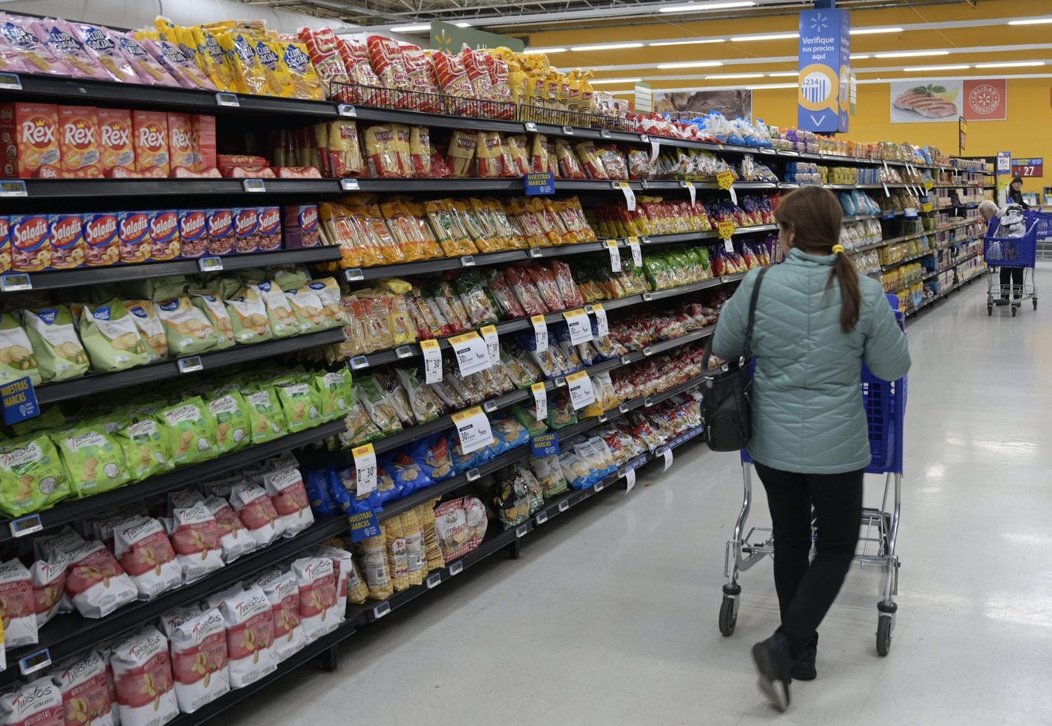 Una mujer en un supermercado de Buenos Aires.