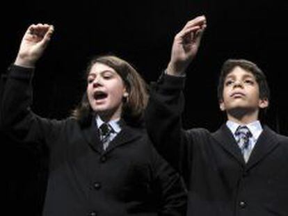 Los niños de San Ildefonso, Joel Fernández Godos y Andrea Ladrón Guevara, cantando el premio gordo de la lotería de Navidad.