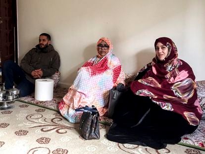 Los activistas a favor del Frente Polisario, Said Bachir Amedán (izquierda), Fatimatou Dahouar (centro) y Hayat Khatttari (derecha), este viernes en una casa de El Aaiún.