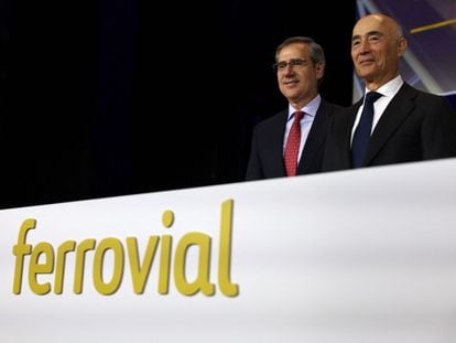 Rafael del Pino (derecha) e Ignacio Madridejos durante una junta de accionistas de Ferrovial el pasado 13 de abril.