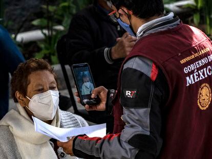 Un funcionario toma una fotografía de una mujer vacunada contra la covid en Ciudad de México, este miércoles.