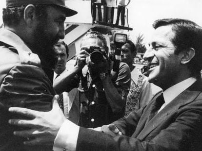 Adolfo Su&aacute;rez (d) saluda a Fidel Castro en un viaje a La Habana en 1978.