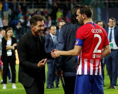 Simeone celebra con Godín la victoria en la Supercopa de Europa. 