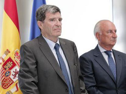 El nuevo presidente de la Autoridad Portuaria de Valencia, Aurelio Martínez, junto a su antecesor Rafael Aznar.
