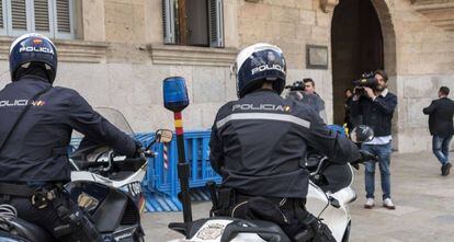 Agentes de policía preparados para dar seguiridad durante la vistilla en la Audiencia de Palma.