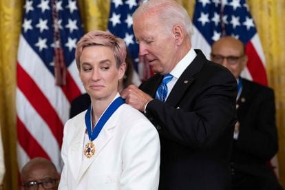 El presidente Joe Biden entrega la medalla de la libertad a Megan Rapinoe.