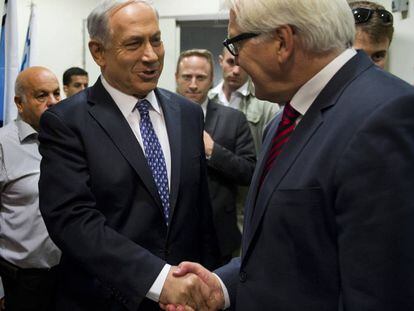 Netanyahu saluda en Tel Aviv al ministro alemán de Exteriores Steinmeier en 2014. En segundo plano, el jefe de gabinete Ari Harow.