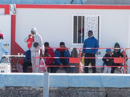 Rescate de 56 personas que viajaban en una neumática en aguas próximas a Fuerteventura, este 30 de diciembre.