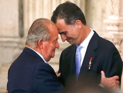 Juan Carlos I y su hijo Felipe, en la ceremonia de abdicación en junio de 2014.