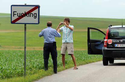 Dos turistas se hacen una fotografía junto a una señal del pueblo de Fucking (Austria).