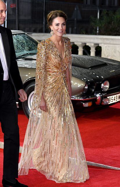 En el estreno de No Time To Die película de James Bond, sorprendió con este Jenny Packham de pedrería dorada.
