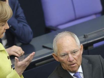 La canciller alemana, Angela Merkel  y su ministro de Finanzas, Wolfgang Schaeuble hablan en el Bundestag en Berl&iacute;n