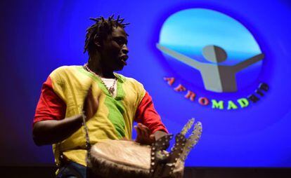 2.Percusionista del grupo senegal&eacute;s Chapa Choly durante la inauguraci&oacute;n de Afromadrid 2015.
