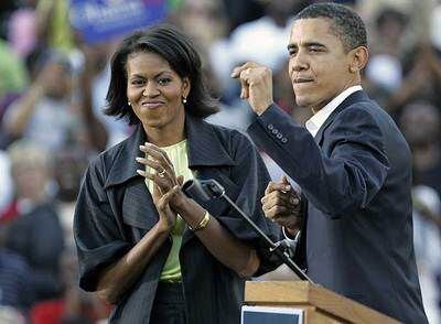 Barack Obama y su esposa, Michelle, bailan durante una fiesta en Columbia a finales de 2007.