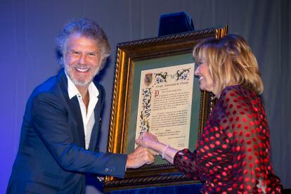 The comedian Edmundo 'Bigote' Arrocet with María Teresa Campos, in an act in Malaga in 2017.