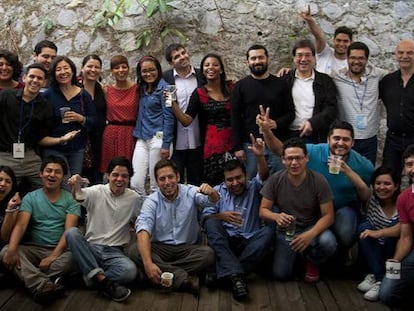 Equipo de El Faro junto a Jaime Abello, director de la FNPI, y María Teresa Ronderos y Martín Caparrós en mayo 2016.