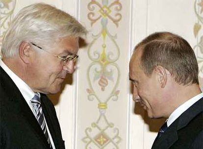 Vladímir Putin (a la derecha) y el ministro de Exteriores alemán, Frank Walter Steinmeyer, ayer en la casa de campo moscovita del presidente ruso.