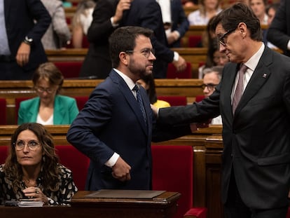 El 'president' Pere Aragonès y Salvador Illa, líder del PSC, en una sesión del Parlament.