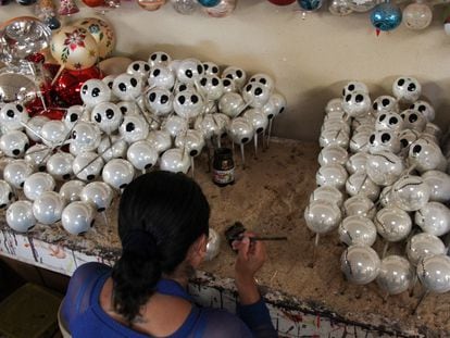 Una mujer en Chignahuapan (Puebla) pinta esferas navideñas , en una fotografía de 2017.