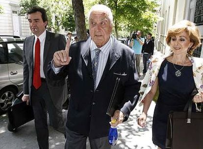 José Galeote, acompañado de su abogada, tras su comparecencia ante el Tribunal Superior.