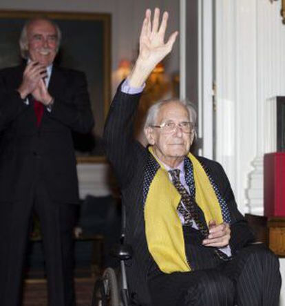 El hispanista Raymond Carr durante el acto de entrega del I Premio de la Fundación Banco de Santander a las Relaciones hispano-británicas.