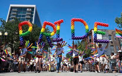 En la manifestación de Chicago, celebrada el domingo, formaron la plarba 'Pride', orgullo en inglés, con globos de colores. 
