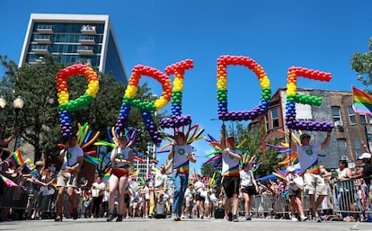 Lors de la manifestation à Chicago, qui s'est tenue dimanche, ils ont formé la plarba 'Pride', fierté en anglais, avec des ballons colorés.