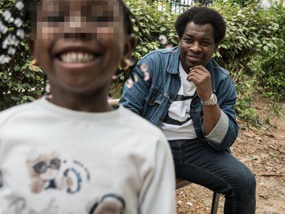 Adama Diko, viudo de Mariam Diko, y su hija Malika, en un parque de París.