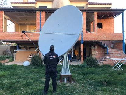Antena parabólica intervenida al presunto cabecilla de la trama desarticulada en la Operación Mursal, en una imagen cedida por la Policía.