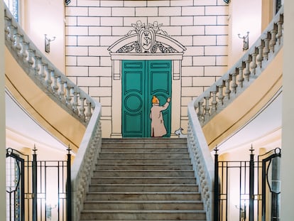 Escalinata del Círculo de Bellas Artes de Madrid, decorada con una imagen de Tintín.