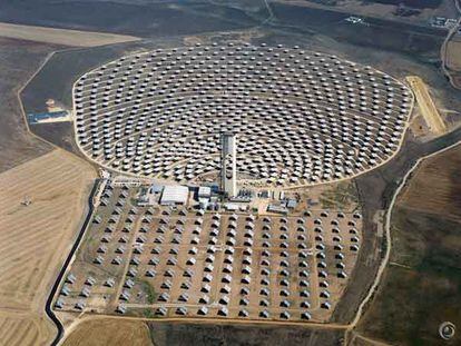 Vista aérea de los helióstatos de la empresa Abengoa en Sanlúcar la Mayor (Sevilla), la mayor planta solar térmica de Europa.