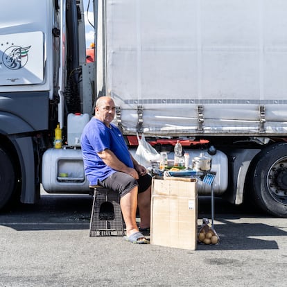 Iordan, un camionero búlgaro que hace la ruta Plovdiv-Algeciras (en total lleva 4.300 kilómetros), en el área de servicio El Gallo, en Casar de Cáceres.