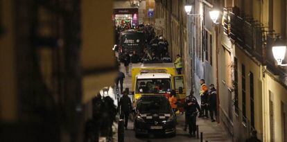 Coches de policía, el Samur y la funeraria en la calle en la que falleció el mantero senegalés.