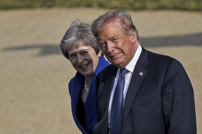 El presidente de EE.UU., Donald J. Trump (d), on la primera ministra británica, Theresa May, durante la cumbre de la OTAN en Bruselas. EFE/CHRISTIAN BRUNA