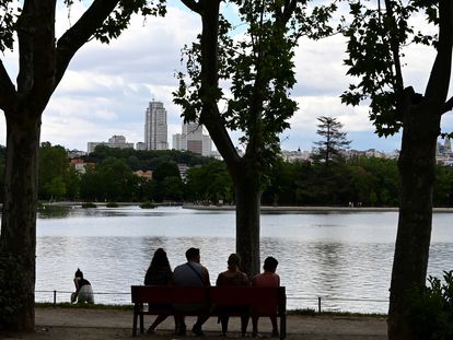 Varias personas disfrutan del día junto al Lago de la Casa de Campo, en Madrid.