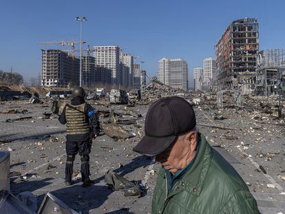 Ruinas de un centro comercial bombardeado por las tropas rusas en Kiev, en una imagen del día 21.