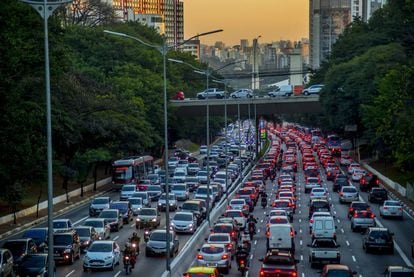 Vehículos en una de las circunvalaciones de São Paulo