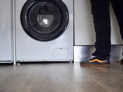 La lavadora en el piso de Adrián tiene las patas en distintas alturas para que el electrodoméstico no quede inclinado, como lo está el suelo.