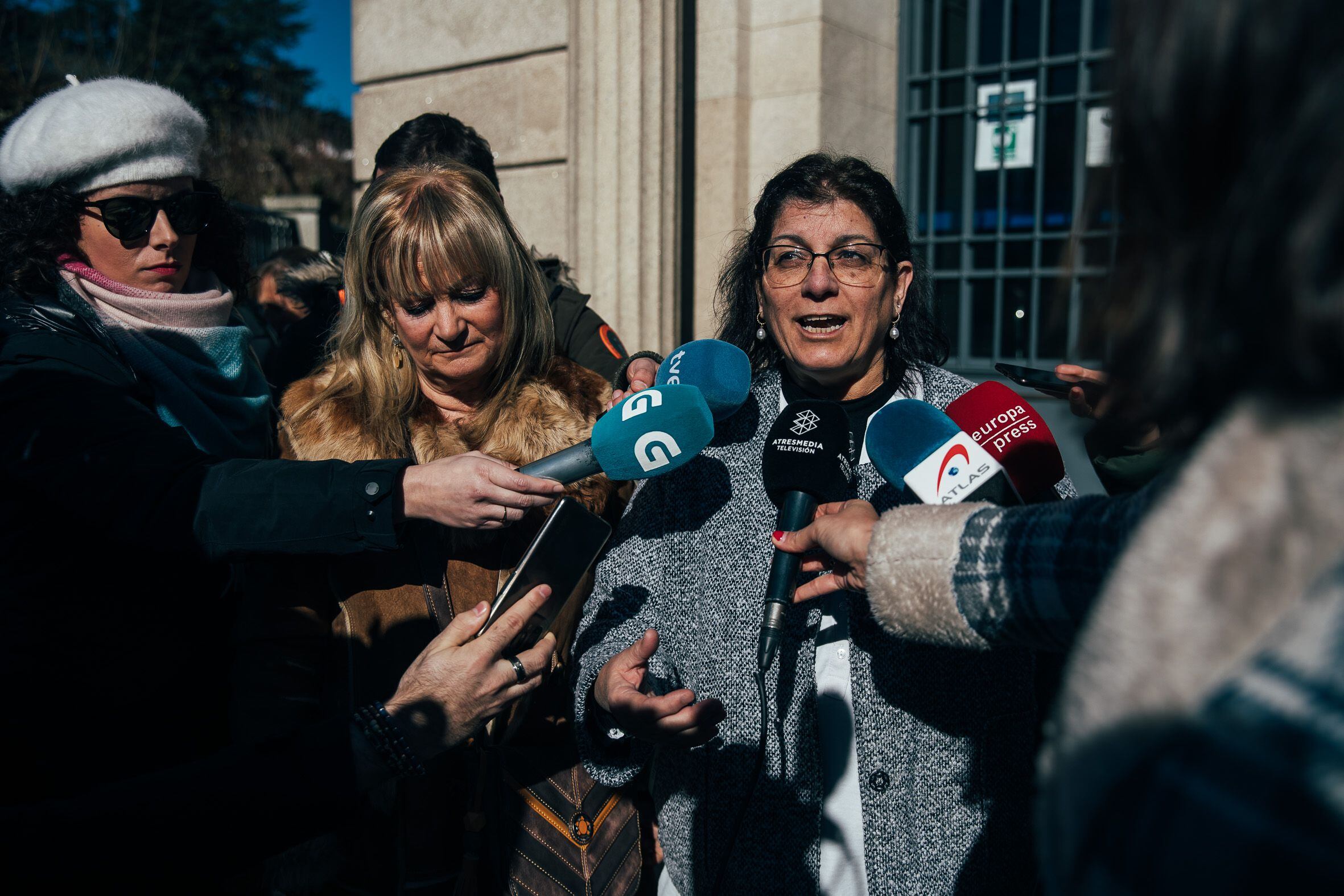 Isabel López, hermana de una de las víctimas del atraco al Cash Récord, habla con los medios a la salida del juicio en la Audiencia de Lugo.