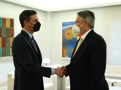 El presidente del Gobierno, Pedro Sánchez, con el Secretario General de la OCDE, Mathias Cormann este lunes en La Moncloa.