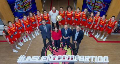 La selección femenina se hace la foto oficial con la nueva secretario de Estado, María José Rienda