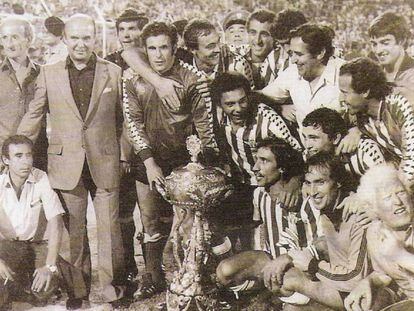 Los jugadores del betis tras ganar un trofeo veraniego.