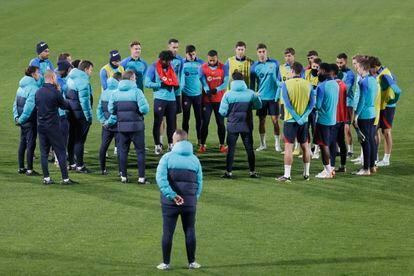 Xavi dirige el último entrenamiento del Barcelona antes de la Supercopa de España.