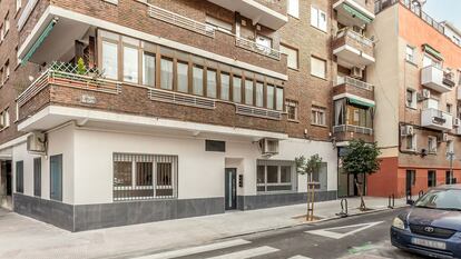 Ejemplo de una antigua sucursal bancaria de Santander transformada en vivienda en Madrid.