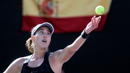 Garbiñe Muguruza prepara un saque frente a Paula Badosa, durante las semifinales de la Copa de Maestras, en Guadalajara (México).