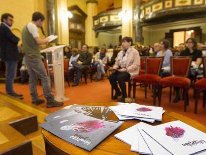 Lectura de poemas de Carlos Casares en la Sala de pleno del Ayuntamiento coru&ntilde;&eacute;s. 