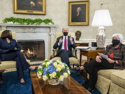 La vicepresidenta de EE UU, Kamala Harris, el presidente Joe Biden y la secretaria del Tesoro, Janet Yellen, en la Casa Blanca el 29 de enero.