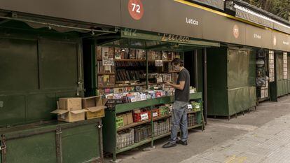 Un transeúnte revisa libros de un vendedor en el barrio de Caballito, en Buenos Aires (Argentina).