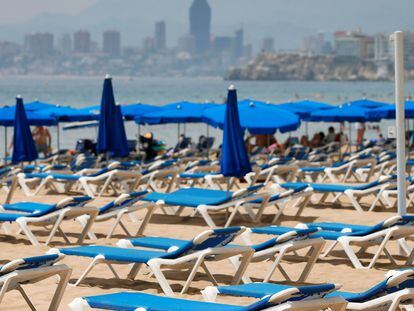 Un puesto de hamacas prácticamente vacías, en la playa de Benidorm (Alicante) este sábado.