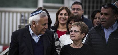 El expresidente israelí Moshe Katsav (izquierda), es recibido por su familia a la salida de la cárcel.
